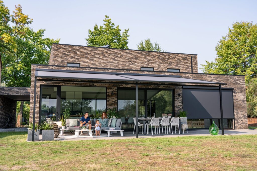 Harol Versuz zonneluifel boven een terras met zithoek